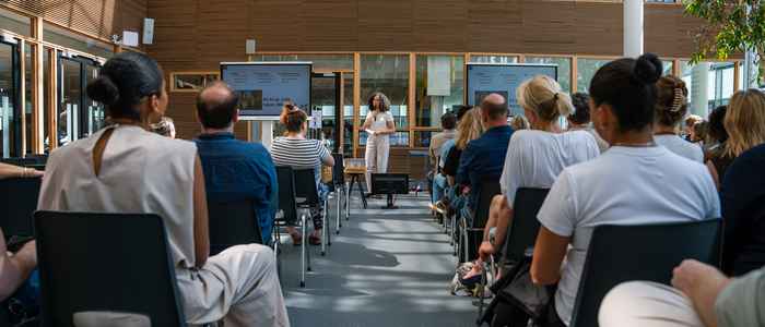 UvA Economie en Bedrijfskunde student Amalia Stuger presenteert haar AI-oplossing op eindevent