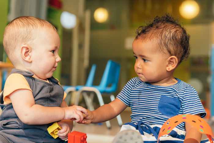 Spelende baby's (foto: Freepik)