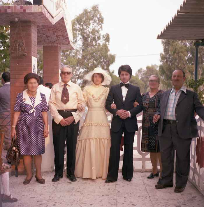 Foto van een bruiloft in Centuripe in 1979, aangetroffen op dezelfde negatiefrol als de foto’s van de pyxis. Foto met toestemming van: Associazione SiciliAntica, Centuripe - Archivio Pino Catania. NB: gezichten zijn onherkenbaar gemaakt om privacyredenen.